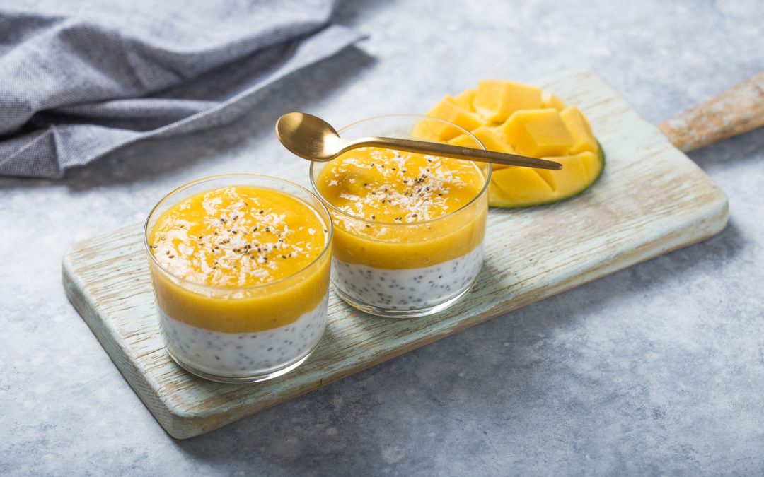 Pudding chia z mango i wiórkami czekoladą