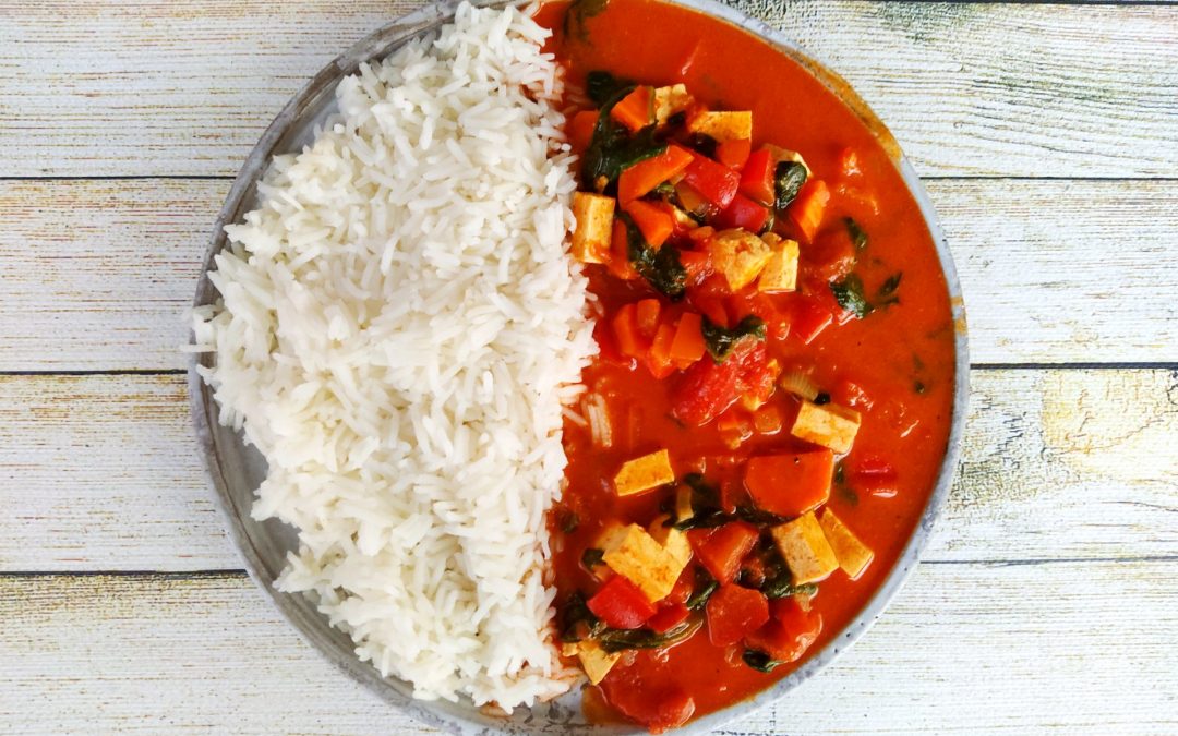 Curry z tofu, warzywami i ryżem