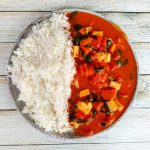 Curry z tofu, warzywami i ryżem