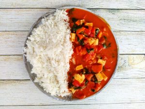 Curry z tofu, warzywami i ryżem